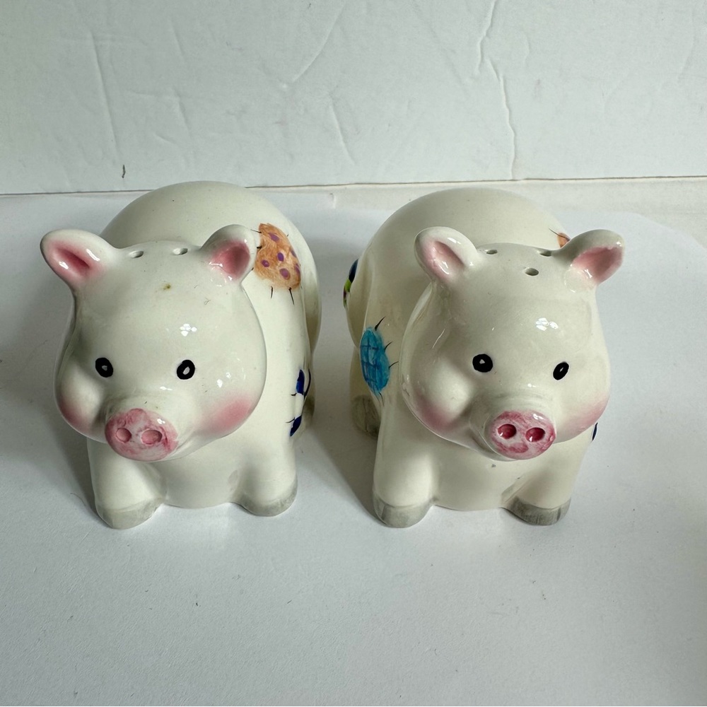 Ceramic Patchwork Pig Salt & Pepper Shakers. Adorable and fun salt shakers